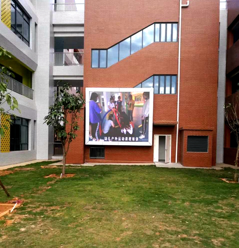 廣西南寧五象學校 戶外p3 5.8米x3.5米 =20.3米x2塊屏.jpg